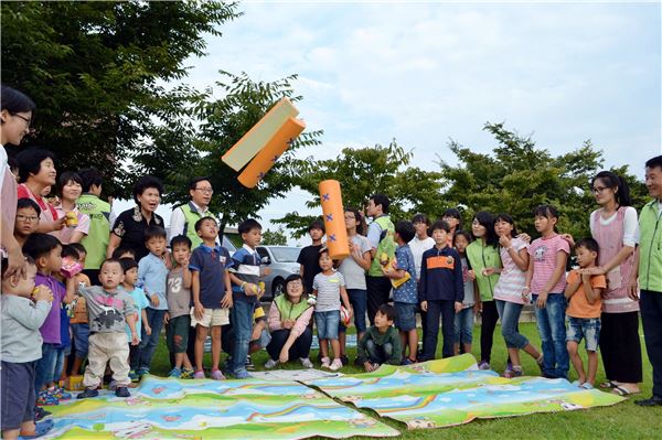 팔도나눔봉사단은 추석을 맞아 10일부터 16일까지 전국 10개 아동사회복지시설을 방문해 비락식혜와 송편을 나누고 전통놀이인 윷놀이 행사를 가진다. 지난 10일 전라남도 나주에 위치한 아동복지시설을 방문해 즐거운 윷놀이 행사를 진행하고 있다.  사진=팔도 제공