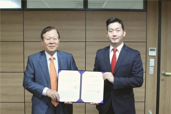 이정치 일동제약 회장(左)이 UN SDGs 지원 한국협회 김정훈 캠페인대표로부터 위촉장을 받고 있다. 사진=일동제약 제공