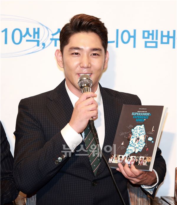 웅진리빙하우스(웅진씽크빅 단행본사업본부 임프린트, 대표: 박선영)는 11일 오후 서울 영등포 타임스퀘어에서 가수 슈퍼주니어의 <슈퍼주니어's 익스피리언스 코리아> 출간 기념 기자 간담회를 열었다.강인이 책에 대해서 설명하고 있다. 김동민 기자. life@newsway.co.kr