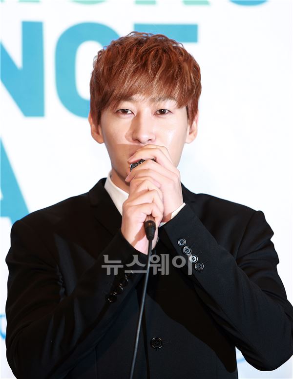 웅진리빙하우스(웅진씽크빅 단행본사업본부 임프린트, 대표: 박선영)는 11일 오후 서울 영등포 타임스퀘어에서 가수 슈퍼주니어의 <슈퍼주니어's 익스피리언스 코리아> 출간 기념 기자 간담회를 열었다.은혁이 책에 대해서 설명을 하고 있다. 김동민 기자. life@newsway.co.kr