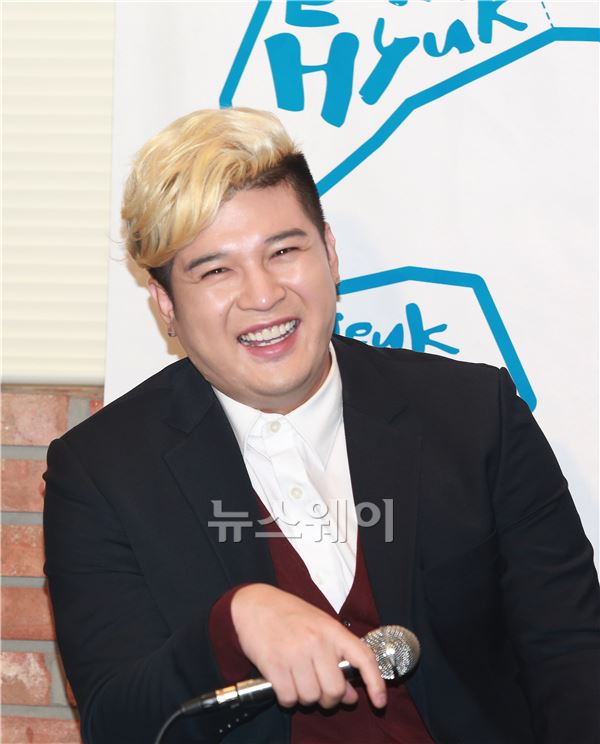 웅진리빙하우스(웅진씽크빅 단행본사업본부 임프린트, 대표: 박선영)는 11일 오후 서울 영등포 타임스퀘어에서 가수 슈퍼주니어의 <슈퍼주니어's 익스피리언스 코리아> 출간 기념 기자 간담회를 열었다. 신동이 책과 관련된 에피소드를 이야기 하면서 웃고 있다. 김동민 기자. life@newsway.co.kr