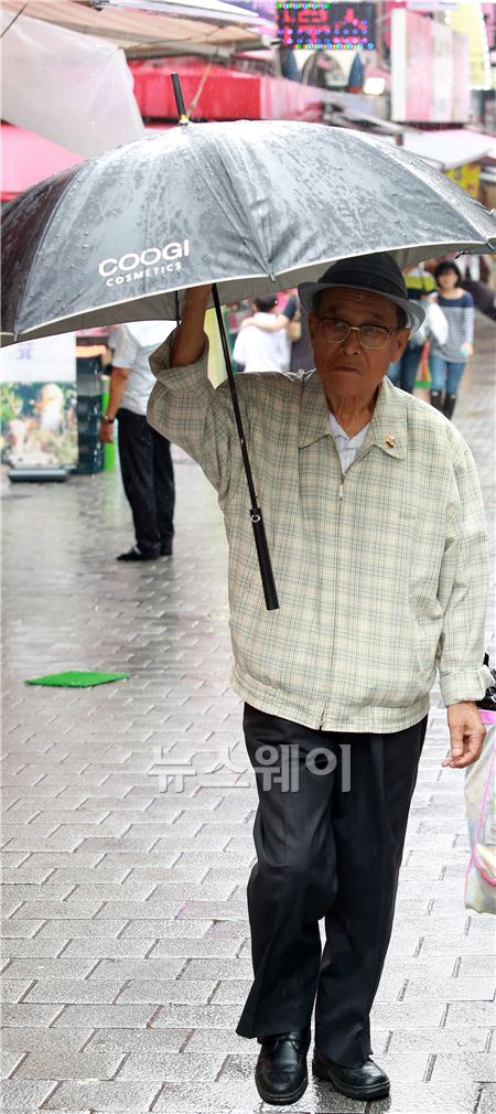 비가 내린 13일 오후 서울 중구 남창동 남대문시장에서 시민이 우산을 쓰고 걷고 있다. 김동민 기자 life@newsway.co.kr