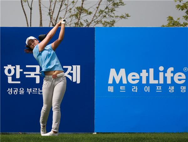 전인지가 티샷을 한 뒤 날아가는 볼을 바라보고 있다. ⓒKLPGA 박준석 포토