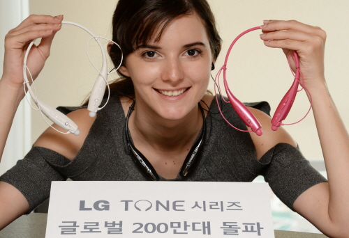 LG전자 스테레오 블루투스 헤드셋 ‘LG TONE시리즈’(HBS-730)가 글로벌 판매 200만대를 돌파했다. 모델이 ‘LG TONE+’를 들고 포즈를 취하고 있다. 사진=LG전자 제공