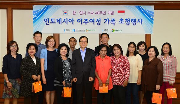 수출입은행(행장 김용환)은 13일 한국-인도네시아 수교 40주년 기념으로 인도네시아 이주여성의 현지 가족을 한국으로 초청해 민속촌 등 서울 주요 관광지를 방문하는 행사를 가졌다.