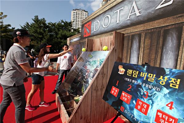 부산 사직구장에 차려진 도타 2 야외 부스에서 시민들이 이벤트에 참여하고 있다. (사진=넥슨 제공)