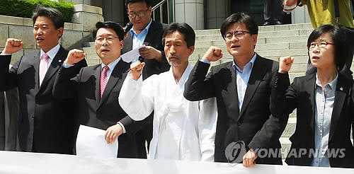 지난해 5월 비례대표 부정 경선 의혹을 받았던 당시 통합진보당 의원들이 검찰의 당원명부 서버 압수에 반발해 대검찰청을 항의방문하는 모습. 강기갑(中) 대표를 중심으로 왼쪽의 김선동·오병윤(현재 통합진보당) 의원과 오른쪽의 박원석·김제남(현재 정의당) 의원의 모습이 눈길을 끈다.  사진=연합뉴스 제공