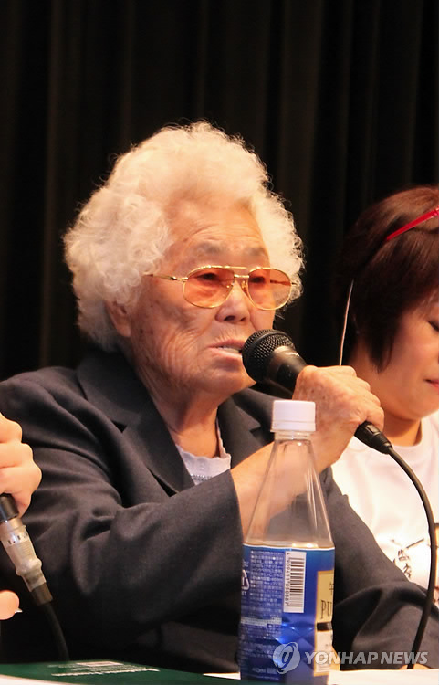 23일 오후 일본 도쿄도 신주쿠구의 한 회의장에서 위안부 피해자인 이옥선 할머니가 일본인을 상대로 위안부 문제에 관해 발언하고 있다. 사진=연합뉴스 제공