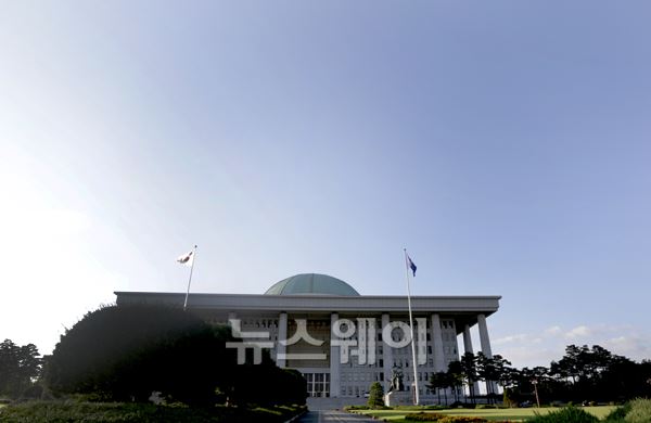 25일 서울 국회의사당 주변의 하늘이 청명하다. 김동민 기자. life@newsway.co.kr