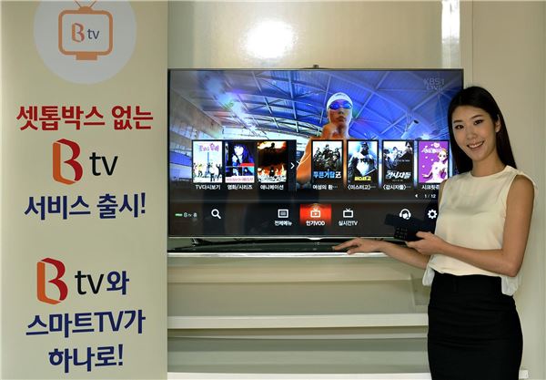 SK브로드밴드는 삼성전자와 함께 스마트TV에서 셋톱박스 없이도 실시간방송과 VOD 등의 IPTV 서비스가 가능한 ‘B tv가 내장된 스마트TV 서비스’를 출시한다고 26일 밝혔다. (사진=SK브로드밴드 제공)