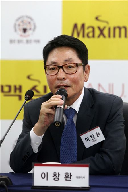 이창환 동서식품 대표이사가 기자들의 질문에 답하고 있다./ 사진=동서식품 제공