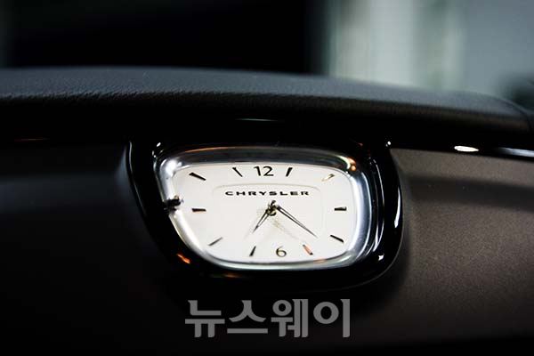 크라이슬러 퍼포먼스 세단 ‘300C SRT8' 기사의 사진