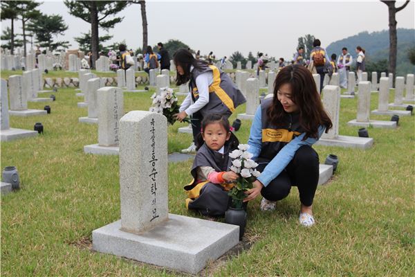 KB국민은행은 65주년 국군의 날을 맞이해 지난 28일 국립서울현충원을 방문해 애국선열과 호국영령들의 정신을 기리고 묘역을 단장하는 봉사활동을 실시했다고 29일 밝혔다. 사진=KB국민은행 제공