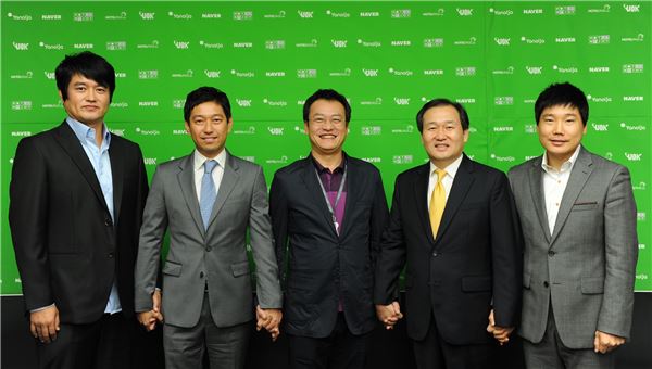 (사진 왼쪽부터) 강성학 UOK 대표, 강경원 메이트아이 대표, 이윤식 네이버 검색본부장, 김용철 호텔패스글로벌 전무, 구본길 야놀자 이사가 제휴를 맺고 기념촬영을 하고 있다. (사진=네이버 제공)