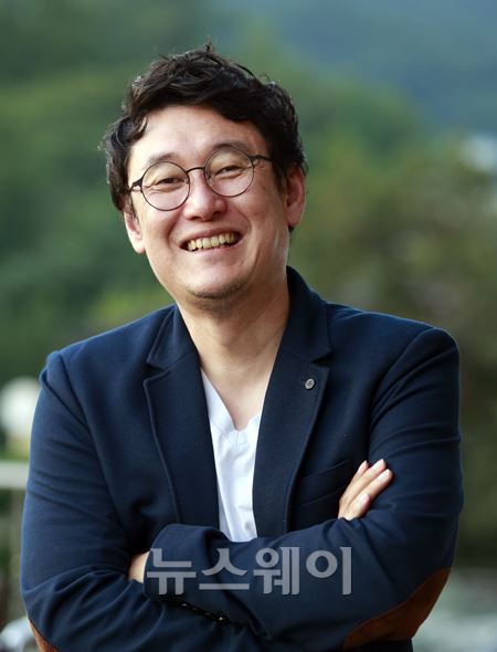 10월 9일 개봉하는 영화 '화이 : 괴물을 삼킨 아이'의 장준환 감독이 삼청동의 한 카페에서 진행된 <뉴스웨이>와의 인터뷰에 앞서 사진촬영을 위한 포즈를 취하고 있다. 김동민 기자 life@newsway.co.kr