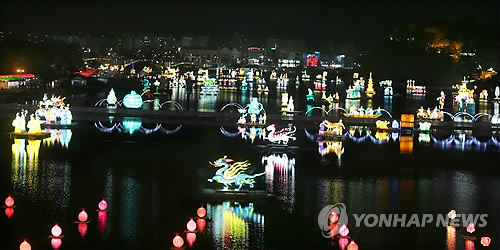 진주 남강 유등 축제, 다채롭게 펼쳐져 기사의 사진