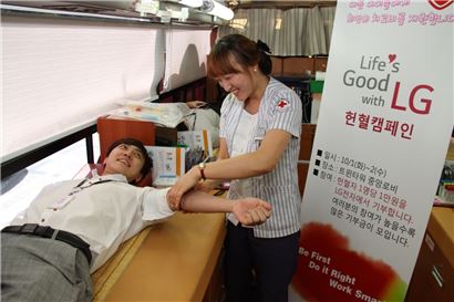 1일 오후 서울 여의도 트윈타워에서 LG전자 직원이 헌혈하는 모습. (사진=LG전자)