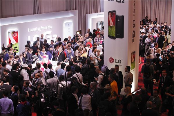 스마트폰 시장에서 재기한 성공한 LG전자는 지난 8월 사상 처음으로 미국 뉴욕에서 스마트폰 신제품 'LG G2'를 공개하며 자신감을 드러냈다. 뉴욕에서 열린 LG G2 Day에는 700여명의 글로벌 미디어 통신사업자들이 참석해 성황을 이뤘다.(자료사진)