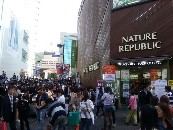 3일 오후 중국인 관관객들로 넘쳐난 명동 거리.