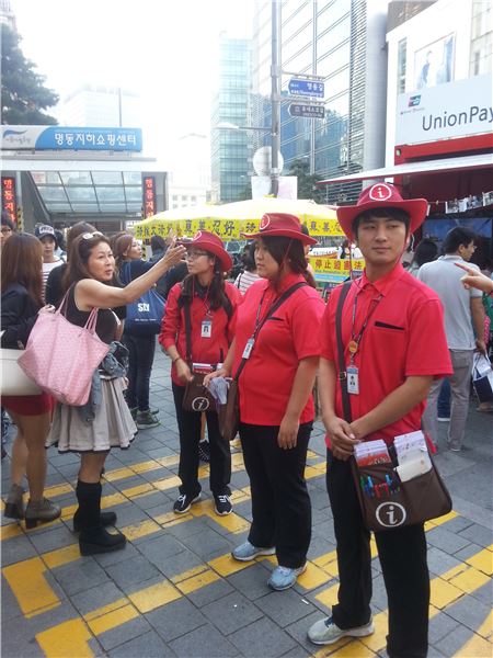 3일 오후 안내원들이 중국인 관광객에게 안내를 하는 모습.