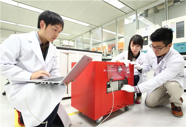 LG화학 대전 소재 기술연구원에서 연구원들이 가정용 ESS(에너지저장장치)를 검사하고 있는 모습. 사진 = LG