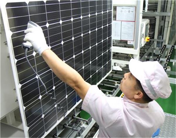 LG전자 구미 태양광 생산라인에서 태양광 모듈을 검사하고 있는 모습 (사진 = LG)