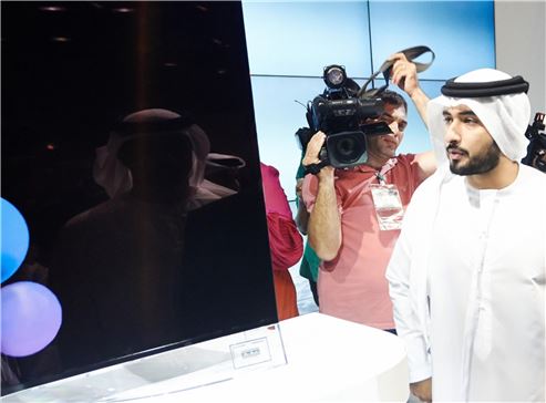 두바이 왕세자 쉐이크 마지드 문화예술청 대표가 LG전자 곡면 올레드 TV를 살펴보고 있다.