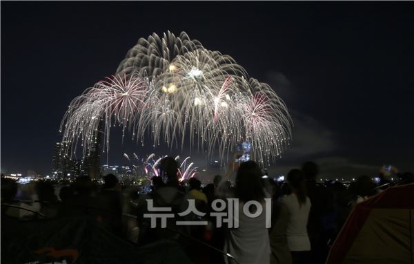 100만명이 넘는 인파가 몰려 혼잡을 빚은 ‘2013 서울 세계불꽃축제’ 현장에서 33명이 다쳐 구급 요청을 한 것으로 확인됐다.