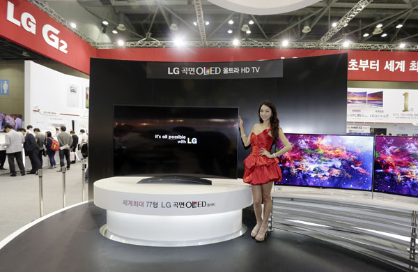 2013 한국전자전에서 LG전자는 세계 최대 77형 LG곡면 OLED TV를 선보였다.