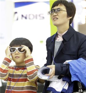 한국전자전을 찾은 관람객들이 3D안경을 착용하고 3DTV를 감상하고 있다.