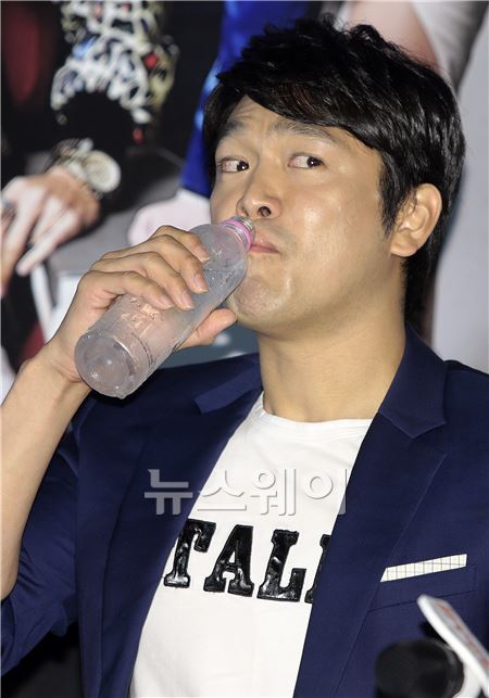 8일 서울 광진구 왕십리CGV에서 영화 롤러코스터(감독:하정우)의 언론시사회가 열렸다.  배우 이지훈이 인터뷰 중에 물을 마시고 있다. 김동민 기자. life@newsway.co.kr