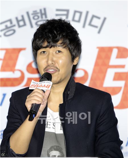 8일 서울 광진구 왕십리CGV에서 영화 롤러코스터(감독:하정우)의 언론시사회가 열렸다. 배우 한성천이 인사말을 하고 있다. 김동민 기자. life@newsway.co.kr