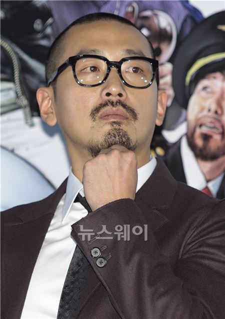 8일 서울 광진구 왕십리CGV에서 영화 롤러코스터(감독:하정우)의 언론시사회가 열렸다. 감독 하정우가 생각에 잠겨있다. 김동민 기자. life@newsway.co.kr