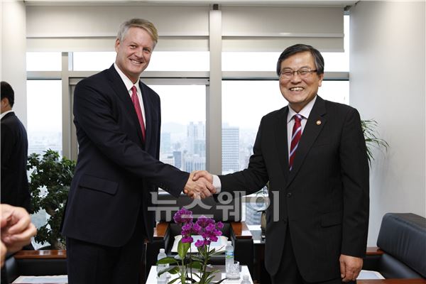 최문기 장관과 존 도나흐 이베이 회장 면담,사진=미래창조과학부 제공