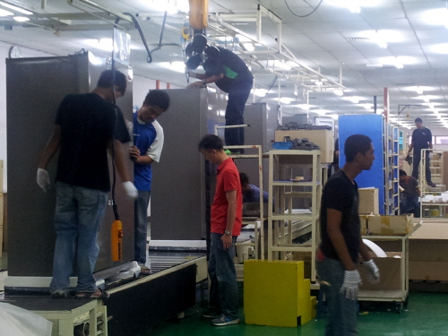 말레이시아 케다주에 위치한 동부대우전자 말레이시아 공장에서 냉장고를 생산하는 모습. 사진=동부대우전자 제공