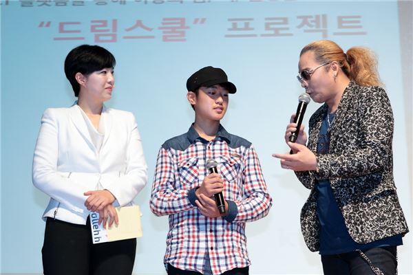 소외계층 청소년의 꿈 실현을 위한 ICT 기반의 양방향 멘토링 플랫폼인 ‘드림스쿨’의 멘토로 참여한 부활의 기타리스트 김태원 씨가 멘티 김하늘 군(16)에게 기타에 관해 조언을 해주고 있다. (사진=KT 제공)