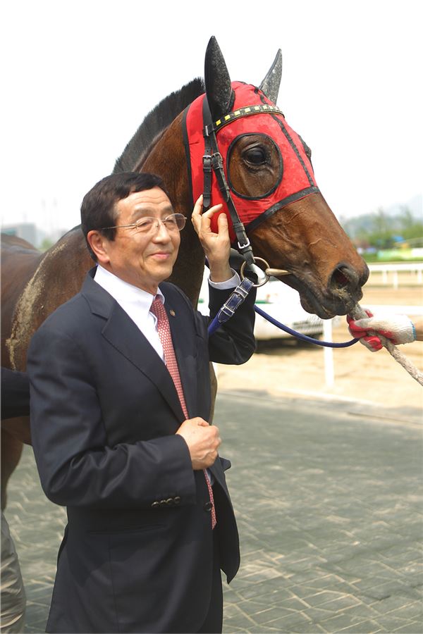 101연패를 기록한 차밍걸과 변영남 마주