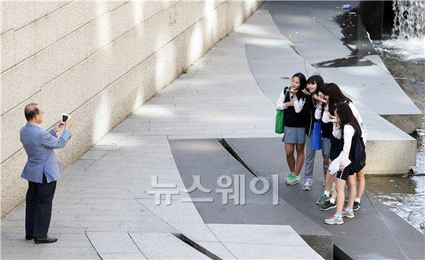 11일 오전 청계천 광장에서 학생들이 같은 포즈를 취하며 사진을 찍고 있다. 김동민 기자. life@newsway.co.kr