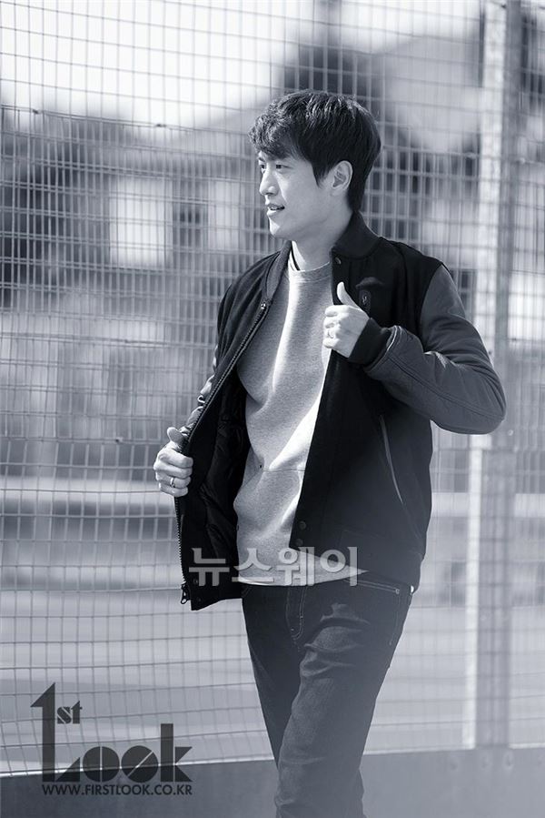 훈련을 마치고 볼턴 시내를 거니는 축구선수 이청용