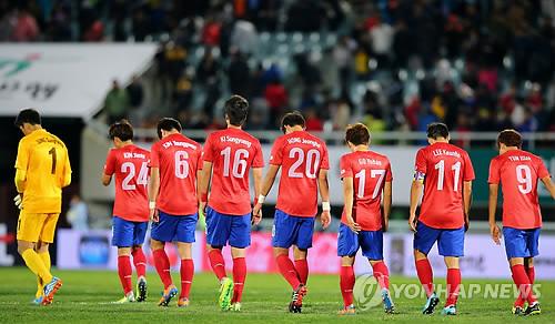 말리에 승리를 거둔 한국 대표팀 선수들이 경기가 끝난 뒤 그라운드를 돌고 있다.