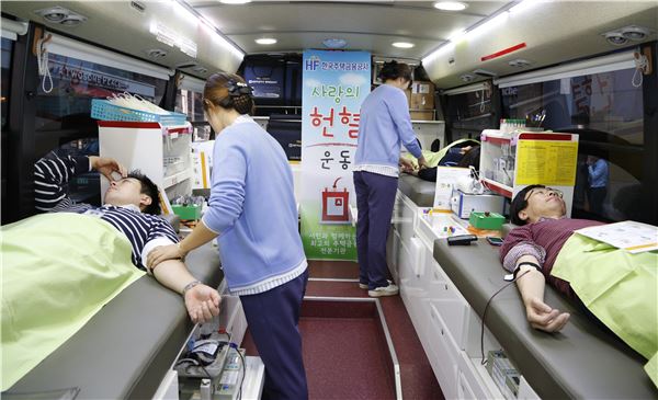 주택금융공사 임직원들이 17일 서울 세종대로 본사에서 ‘사랑의 헌혈’ 행사에 참여해 헌혈을 하고 있다.