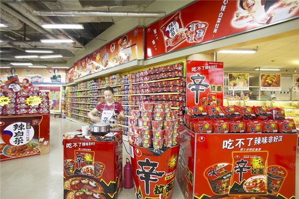 중국 심양 대형마트 시식행사 / 사진=농심 제공