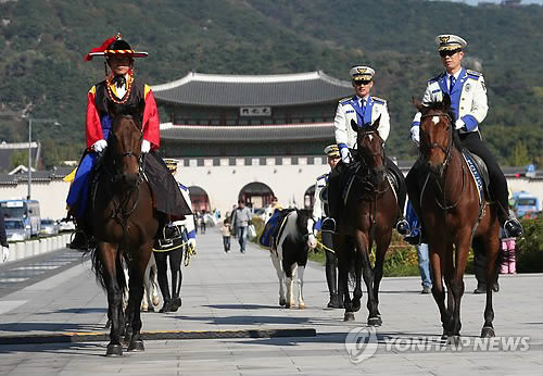 제68주년 경찰의 날 기념식이 열린 21일 오전 서울 광화문광장에서 서울지방경찰 기마대가 퍼레이드를 펼치고 있다. (연합뉴스)