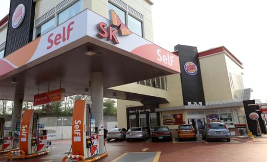 경기도 용인에 위치한 'SK죽전셀프주유소' 전경 모습. 기존 주유소의 캐노피 위에 건물을 올려 패스트푸드점을 입점시킨 복합주유소 모델. (사진제공 = SK네트웍스)
