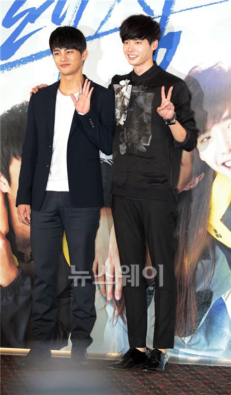 서인국과 이종석이 가위 바위 보를 하는 듯한 포즈를 취하고 있다. 김동민 기자. life@newsway.co.kr