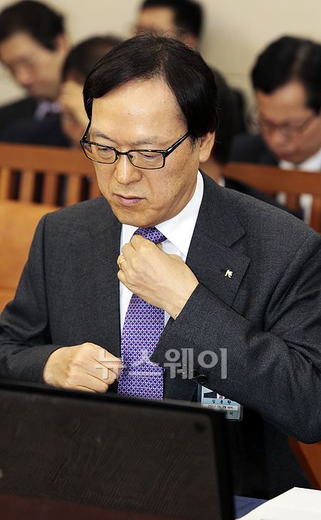 23일 오전 국회 기획재정위원회의 국정감사 모습. 김용환 한국수출입은행장이 넥타이를 정리하고 있다. 김동민 기자. life@newsway.co.kr