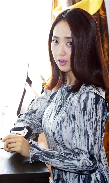17일 개봉한 영화 '밤의 여왕'에서 희주 역을 맡은 배우 김민정이 23일 오전 삼청동의 한 카페에서 진행된 <뉴스웨이>와의 인터뷰에 앞서 사진촬영을 위한 포즈를 취하고 있다. 김동민 기자 life@newsway.co.kr