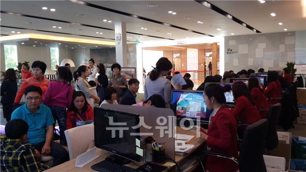 지난 19일 견본주택을 찾은 방문객들이 분양상담을 받고 있다. 사진=중흥건설 제공