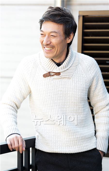 24일 개봉하는  영화 '공범'에서 순만  역을 맡은 배우 김갑수가 23일 오전 청운효자동의 한 카페에서 진행된 <뉴스웨이>와의 인터뷰에 앞서 사진촬영을 위한 포즈를 취하고 있다. 김동민 기자 life@newsway.co.kr