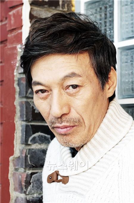 24일 개봉하는  영화 '공범'에서 순만  역을 맡은 배우 김갑수가 23일 오전 청운효자동의 한 카페에서 진행된 <뉴스웨이>와의 인터뷰에 앞서 사진촬영을 위한 포즈를 취하고 있다. 김동민 기자 life@newsway.co.kr
